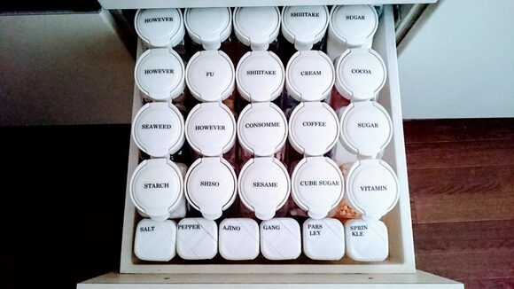 粉の調味料類も、液体調味料同様にフタにラベリング。