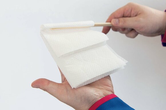 (2)割り箸を手前に回しながらペーパータオルを巻きつけ、輪ゴムでとめて完成!