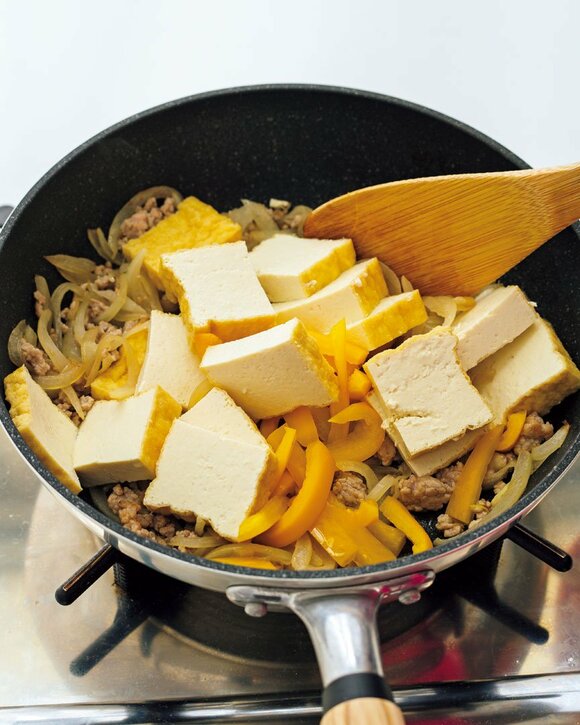 フライパンに厚揚げなど