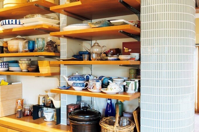 食器が並ぶオープンな食器棚