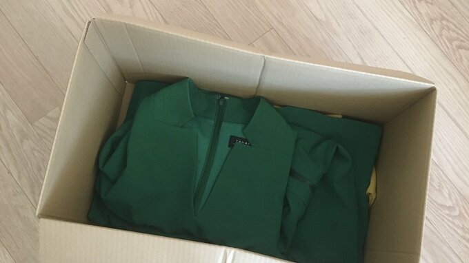 段ボールにつめた服