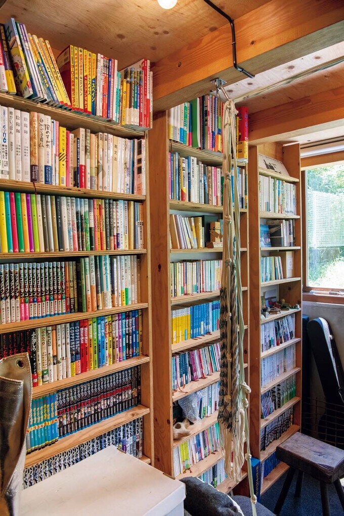 地下の納戸の書棚コーナー