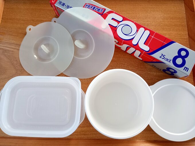 使い捨てラップの代用品はすべて100均で購入。左上から時計回りにシリコンフタ、アルミホイル、フタつき容器、保存容器です