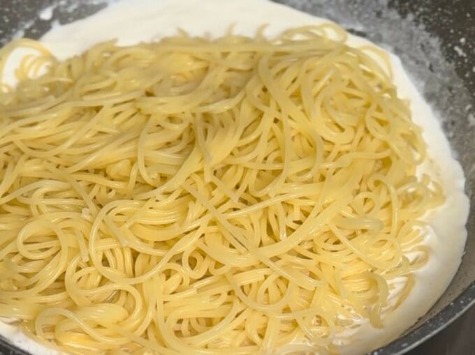 鍋にパスタを加えた画像