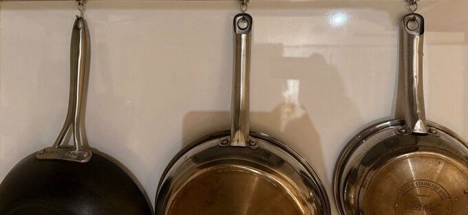 強力マグネットに引っ掛けています