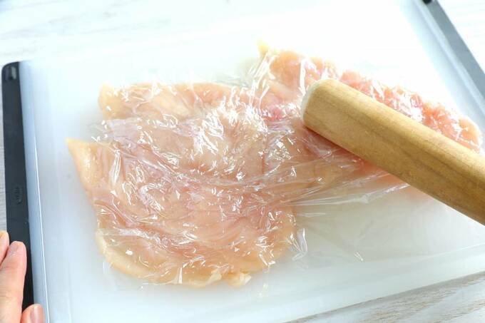 ラップに包んだササミをたたく