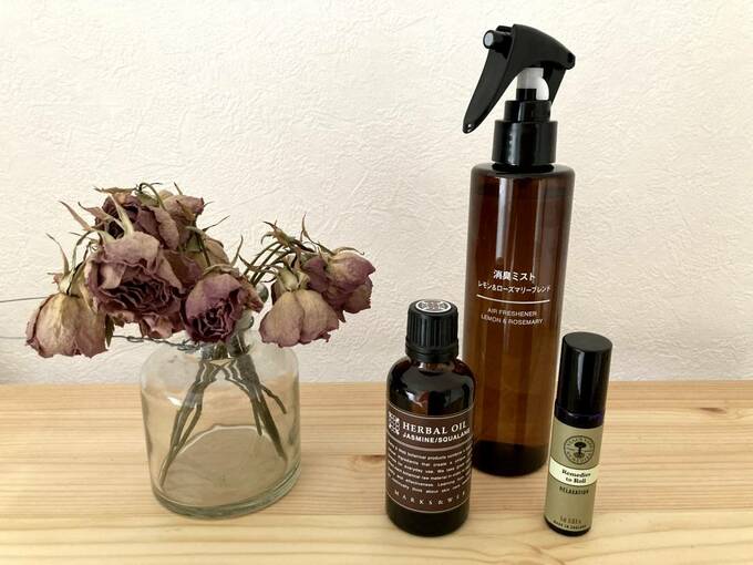 お花とボトル容器3つ