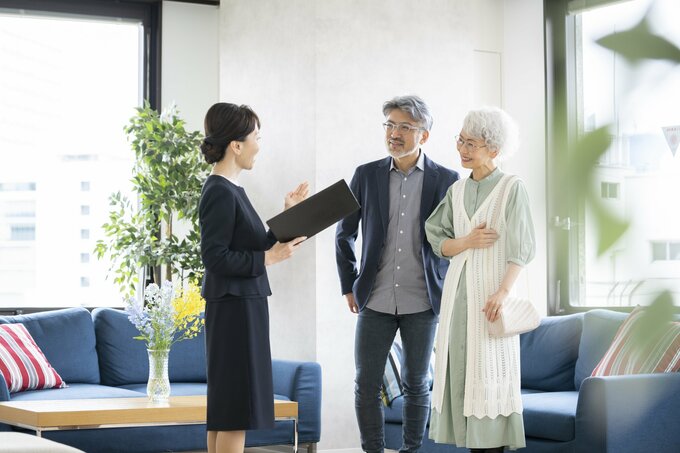 マンション探しをするシニア