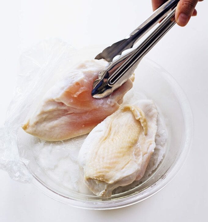 ボウルに蒸し鶏