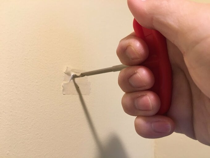 キリで下穴をあける