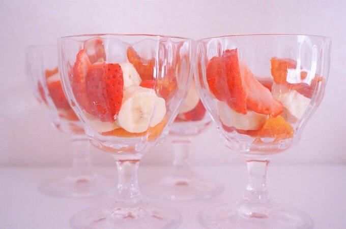 フルーツを一口サイズにカットして、グラスのなかに入れる