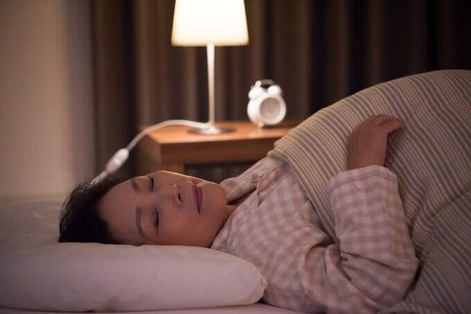 あおむけで寝る女性