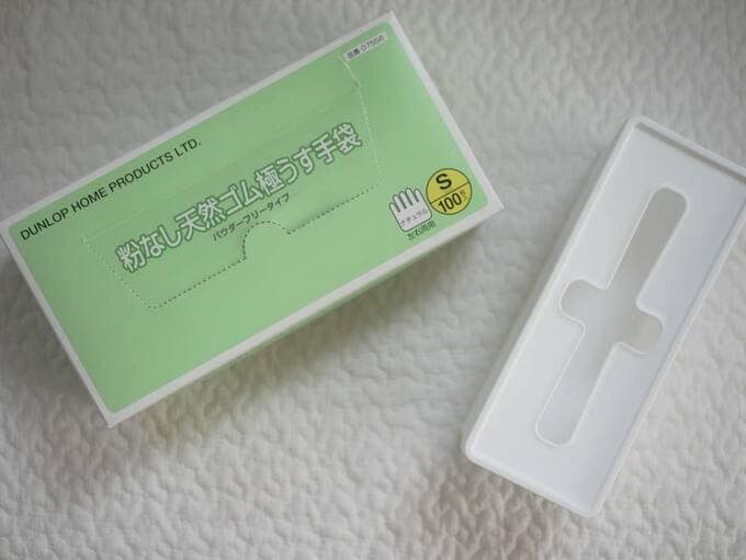 使い捨て手袋とセリアのボックス
