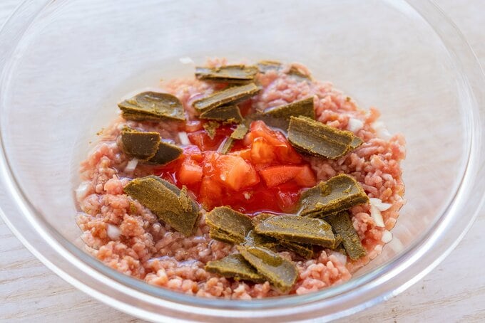 ひき肉にルーとトマトを混ぜる