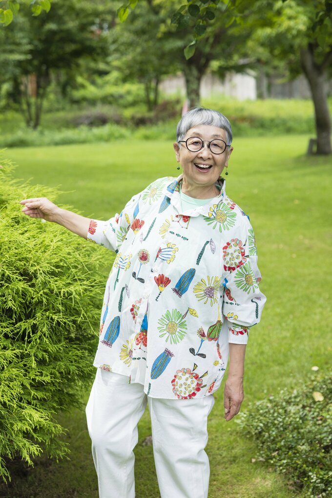 カラフルな花柄シャツを着た徳田さん