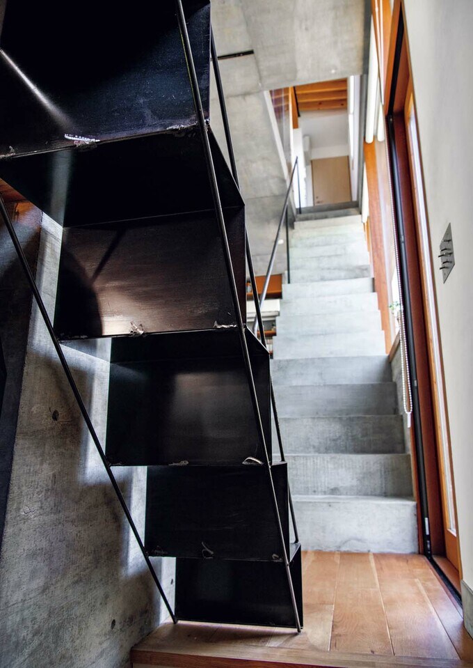 特注のスチール製階段