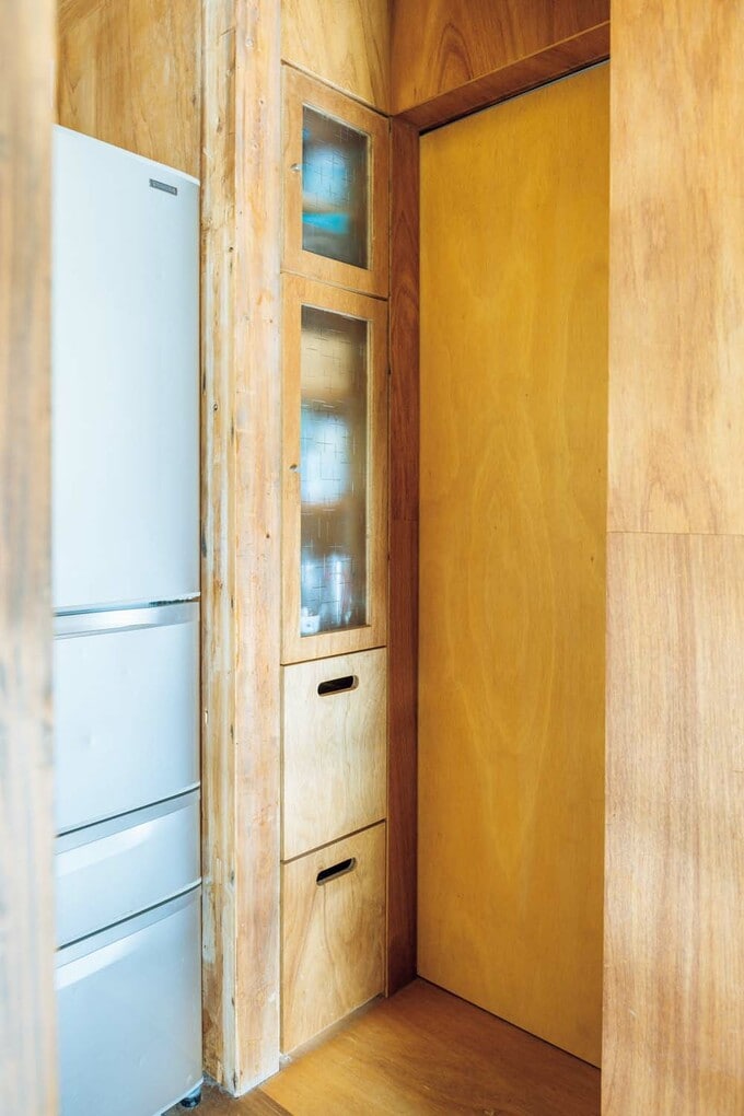 冷蔵庫の隣につくりつけた食器棚