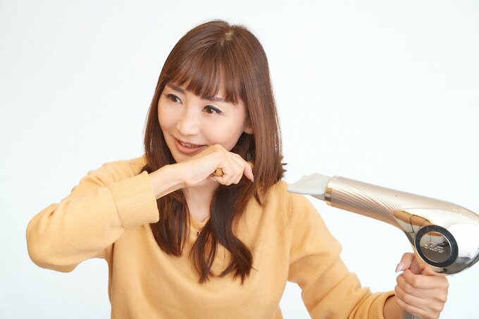 毛先をブローする女性