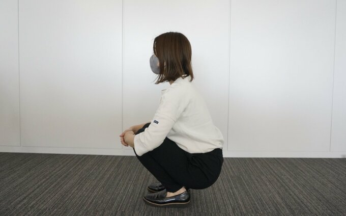 座る女性