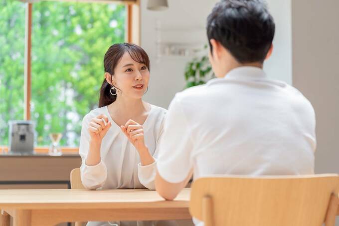 向かい合う男女