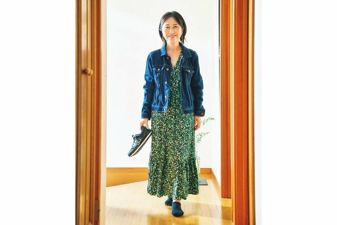靴を持って歩いている女性