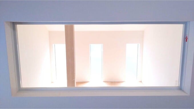 主寝室の室内窓