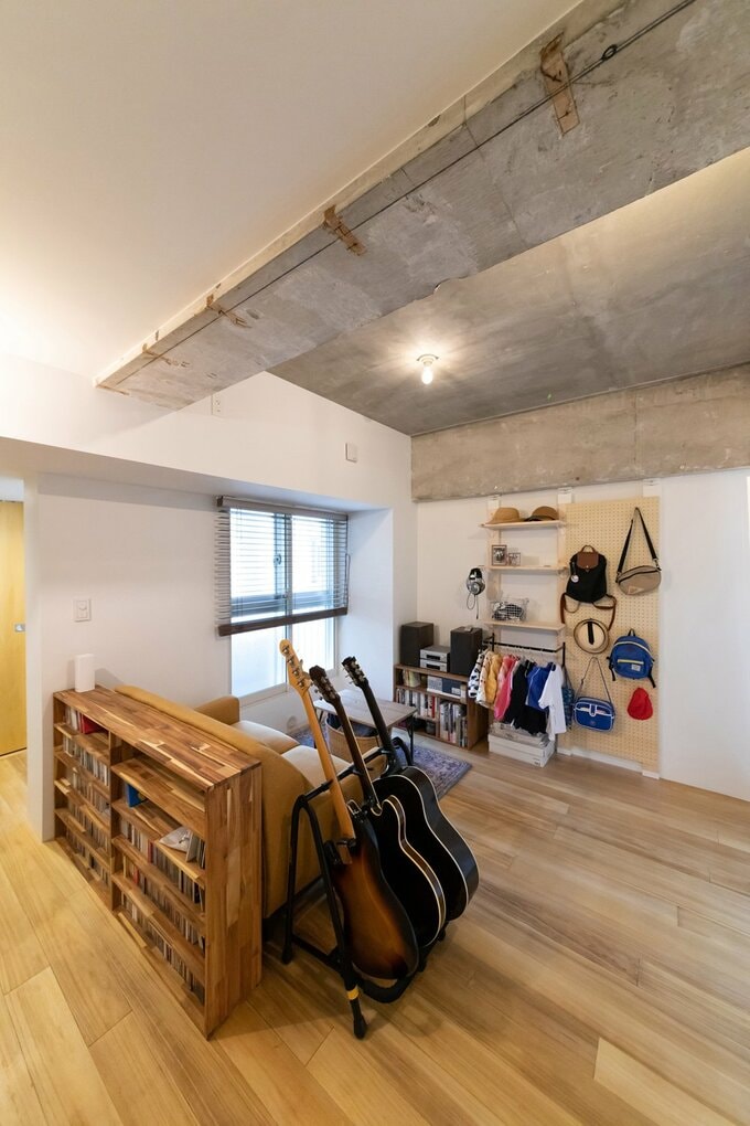 壁面に長男用の収納コーナーを設けたサブリビング