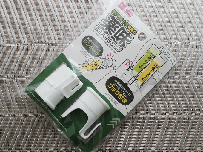 「薬味チューブキャップ（フック付）」（110円）　材質・本体：ポリプロピレン　商品サイズ：3.4cm×2.8cm×4.3cm　内容量：2個入　耐冷・耐熱温度：-20度・100度