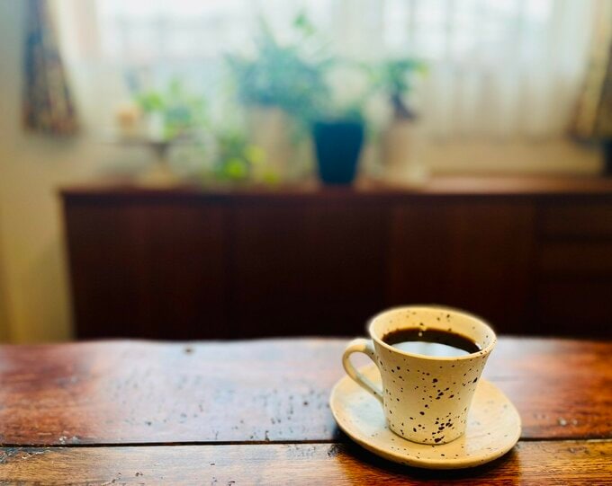 机の上に置かれたコーヒーの画像