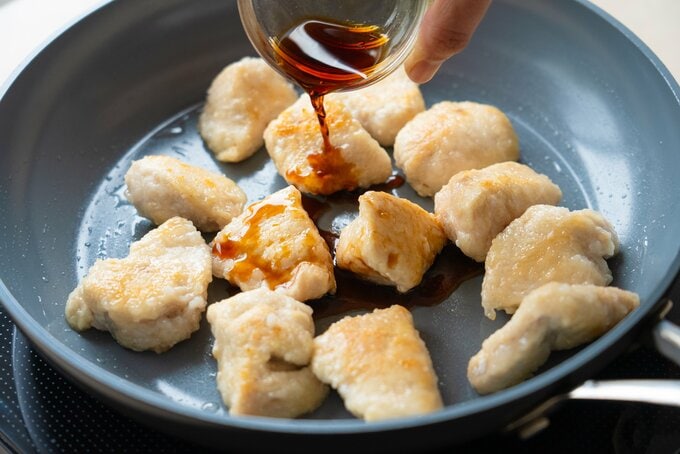 フライパンで鶏胸肉を焼いている画像