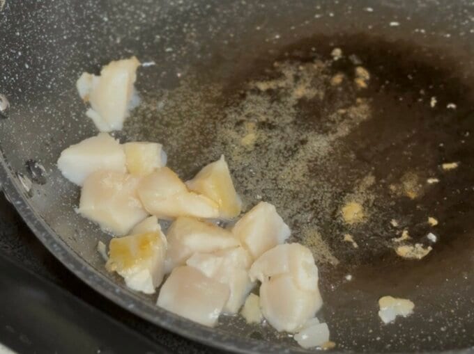 ホタテを炒めている画像