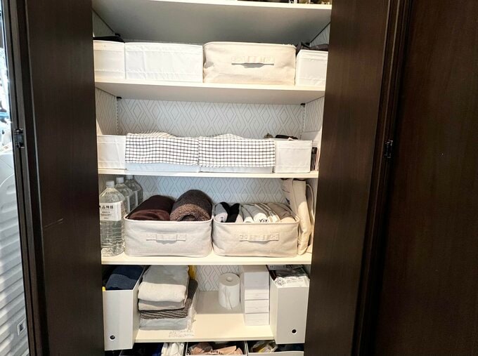 棚の中。箱でカテゴリーごとにきちんと整頓されて収まっている