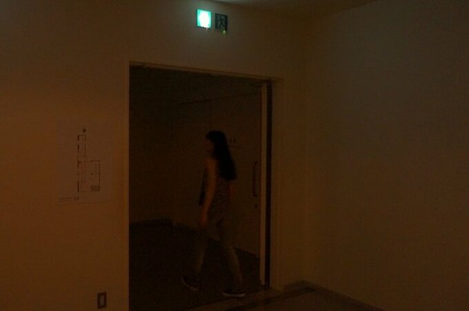 停電した薄暗い従業員通路