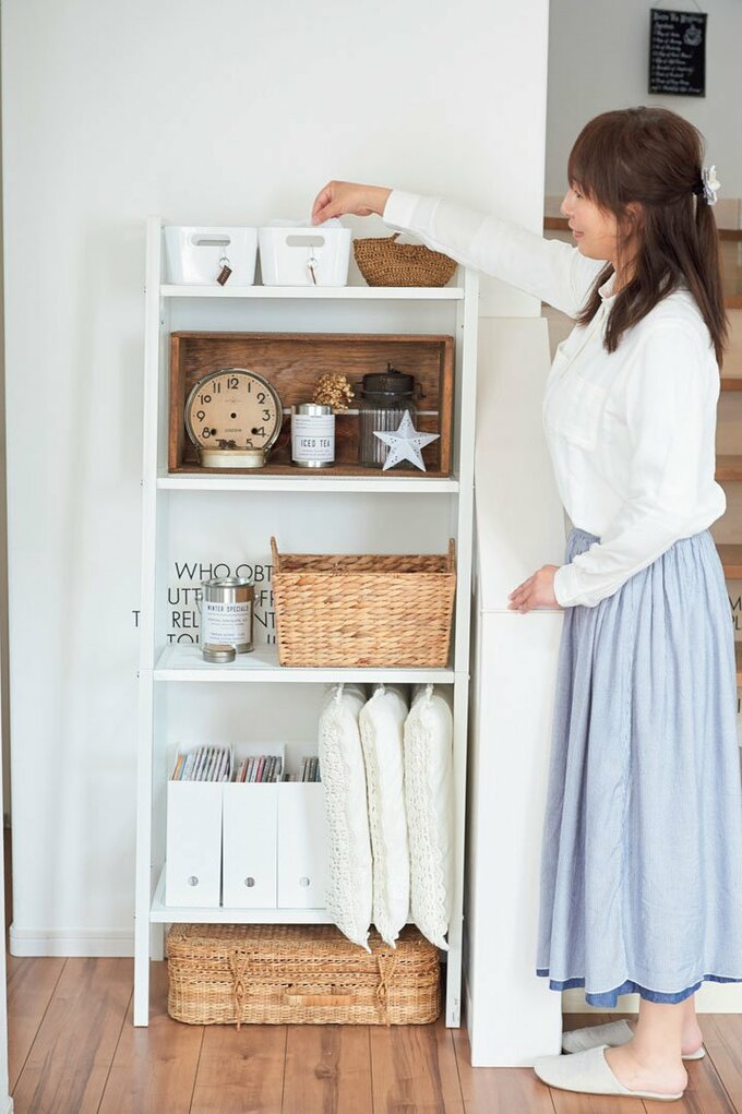 オープンラックは余白をもたせ、白と茶でまとめてライトに