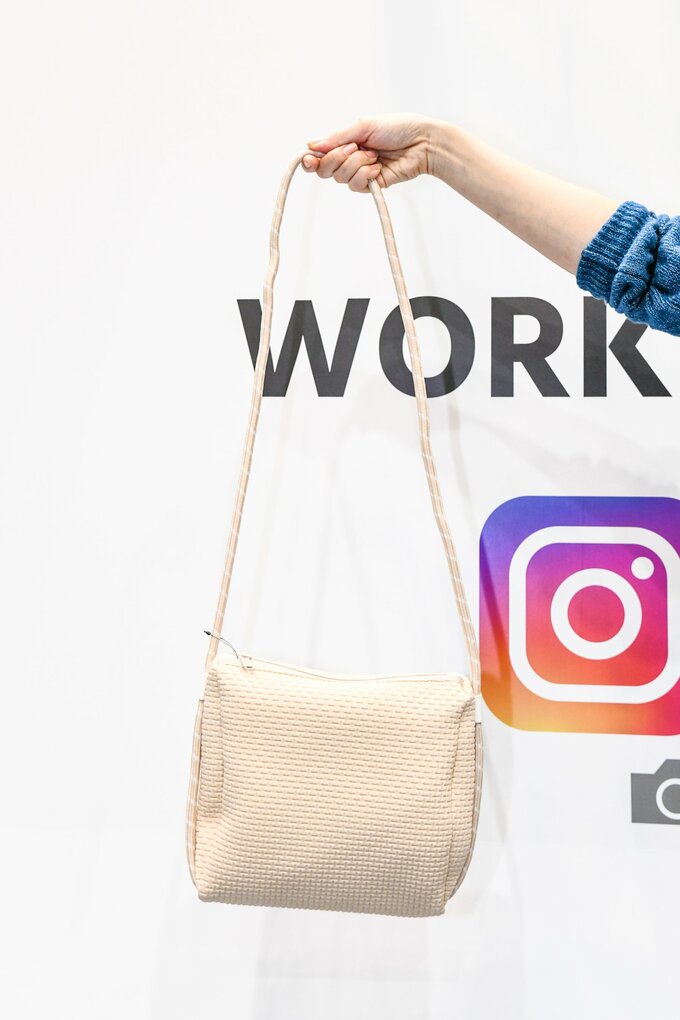 「SBRスクエアポーチ」 ベージュ 1,900円