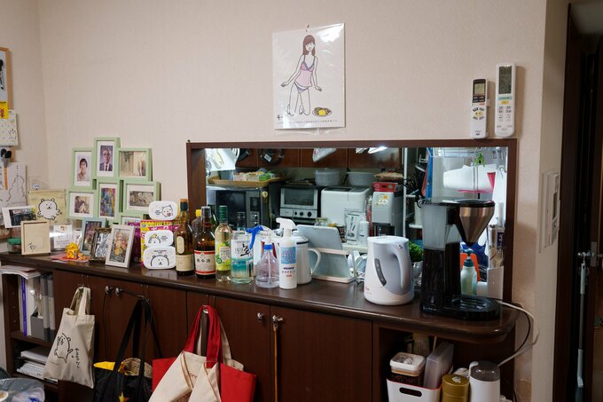 カウンターに瓶類を置いておくと、落下して割れた破片で怪我をする危険大。引火の恐れも