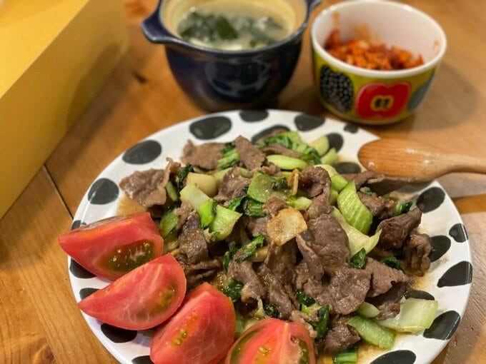 この日のメイン料理は牛肉とちんげん菜のオイスター炒め。具沢山の味噌汁にキムチを添えて