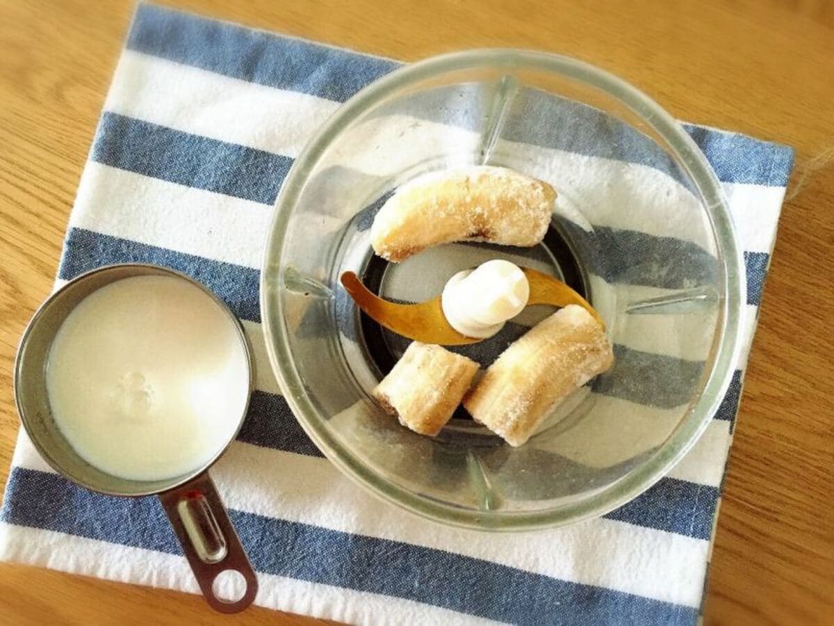 凍ったバナナと牛乳を混ぜるだけ！砂糖いらずの濃厚＆ヘルシーバナナ