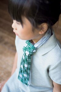 濡れた手ぬぐいを首に