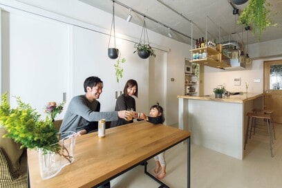 56㎡の1LDK→2LDKにマンションリノベ。くつろぎLDKにバーみたいなキッチンも