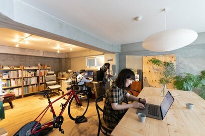 ダイニングとワークスペースがひとつに。建築家が住む築53年のマンションリノベ事例