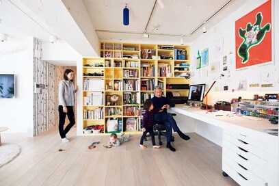 【マンションリノベ事例】壁一面の本棚がLDKの主役。収納たっぷり、ビタミンカラーが楽しい