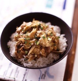 ひと品で満足！歯ごたえのよさが自慢＜ゴボウと豚肉の卵丼＞