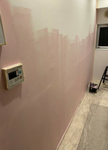 ローラーで下半分が塗り終わった段階