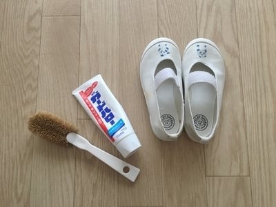 ブラシと歯磨き粉と上履き