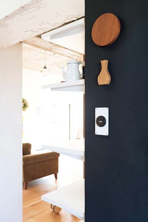 玄関に設けた黒板塗装の壁