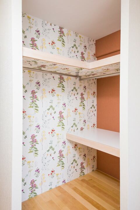 寝室につくったオープンなクロゼットの内部