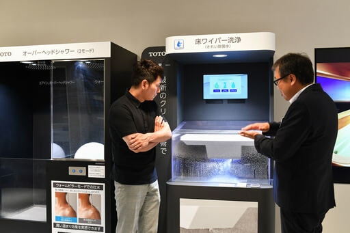 展示の前で男性2人