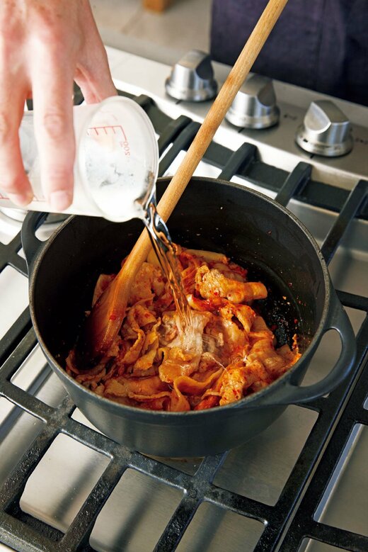 酒を加えて煮、うま味を引き出す。