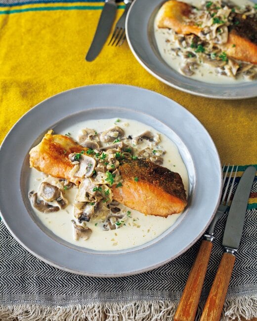 鮭のムニエル、キノコクリームソースがけ